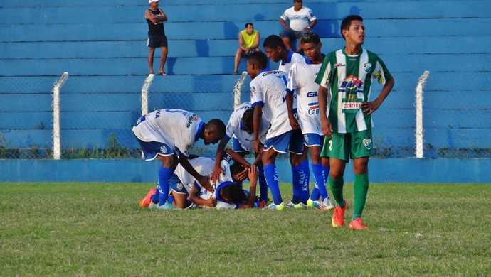 Vitor Lins foi abraçado pelos companheiros após o primeiro gol do CSA (Foto: Henrique Pereira/ GloboEsporte.com)