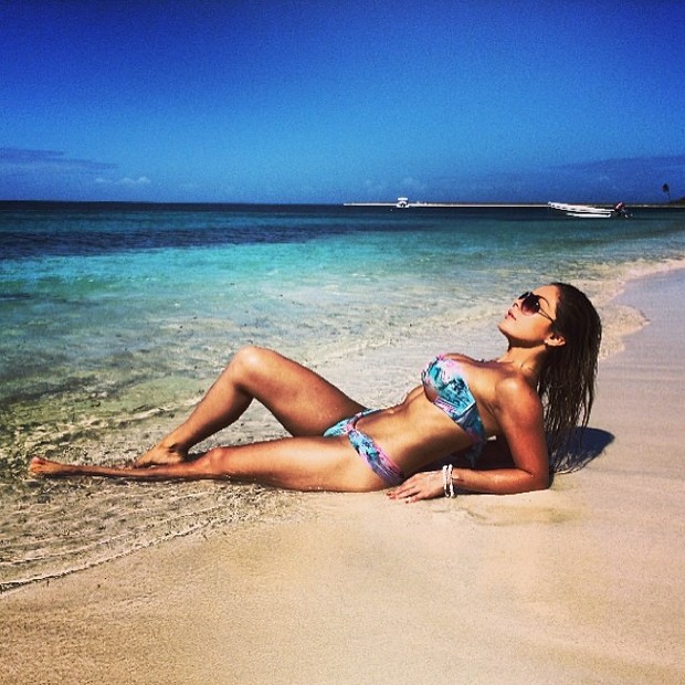 Ex-BBB Renata mostra corpão em praia (Foto: Reprodução / Instagram)