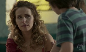 Gilda decide esclarecer acusações de Arthur contra Dino