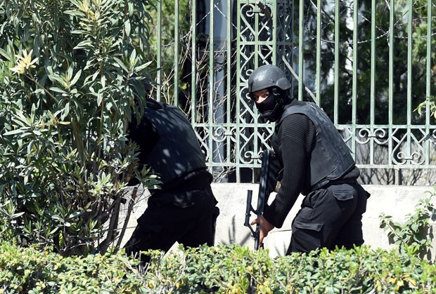 Forças de segurança da Tunísia cercam a área do Parlamento após ataque de militantes com oito mortos nesta quarta-feira (18) (Foto: Fethi Belaid/AFP)