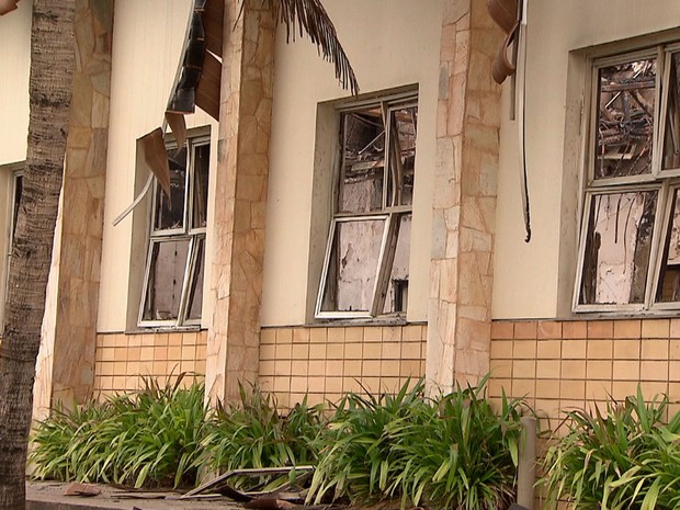 Janelas e teto foram atingidos pelo fogo (Foto: Imagens / TV Bahia)