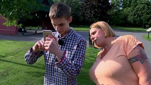 Adam Barkworth não saía de casa por que passava mal por causa do barulho; por causa de 'Pokémon Go', passa horas na rua e interage com outras pessoas. (Foto: BBC)