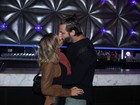 Henri Castelli e namorada trocam beijões em show sertanejo em SP