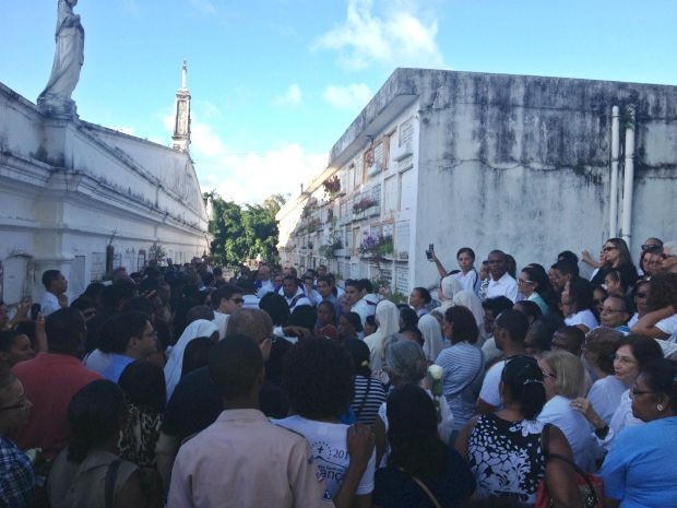 Enterro do padre em Salvador (Foto: Ruan Melo/G1)