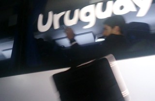 Luis Suarez no ônibus do Uruguai (Foto: Lucas Rizzatti)