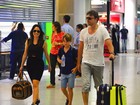 Fernanda Vasconcellos leva cãozinho para viagem com Cássio Reis e filho