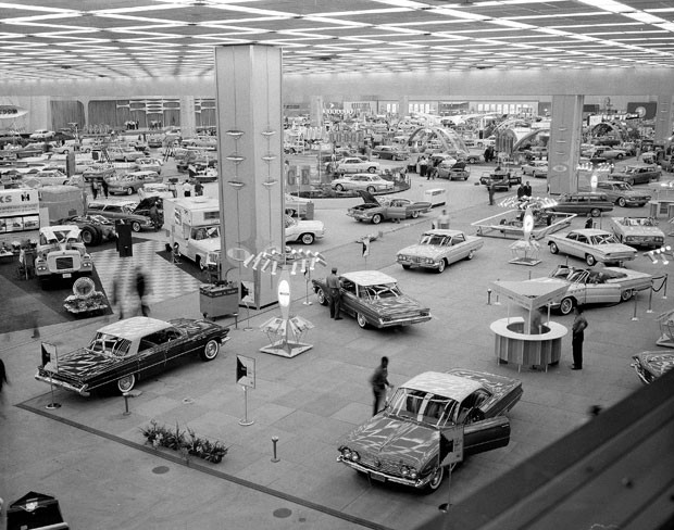 Outubro de 1960 - Movimento de visitantes no Salão Nacional do Automóvel no Cobo Hall, em Detroit (Foto: AP/Arquivo)