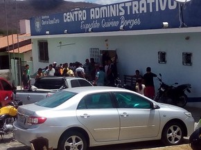 Vice-prefeito é mantido refém em prédio da prefeitura de Choró (Foto: Choró News/ Divulgação)