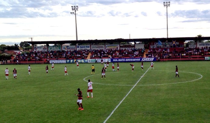 Lance entre Águia Negra e Comercial-MS no estádio Ninho da Águia (Foto: Dyego Queiroz/TV Morena)