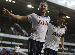 Harry Kane comemora gol do Tottenham Hotspur com Son Heung-min  (Foto: Reuters / Andrew Couldridge)