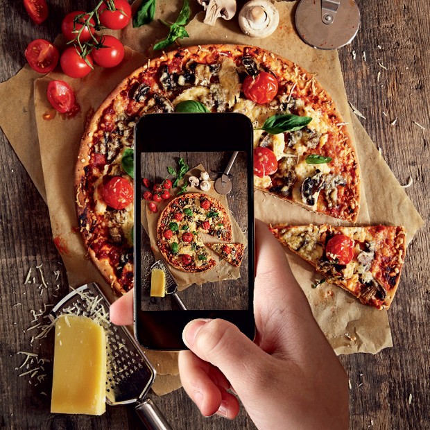 A LENTE É MAIOR DO QUE A BOCA Um prato visto na tela de um celular. Fotografar antes de comer pode tornar a refeição menos agradável (Foto: Getty Images/iStockphoto)