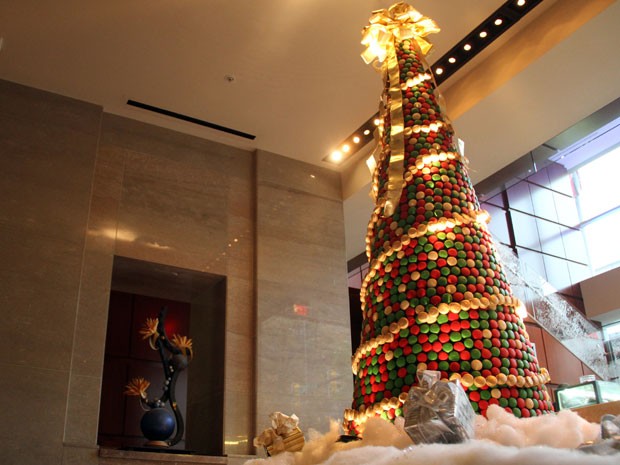 G1 - Hotel nos EUA monta árvore de Natal com 8 mil doces franceses  coloridos - notícias em Turismo e Viagem