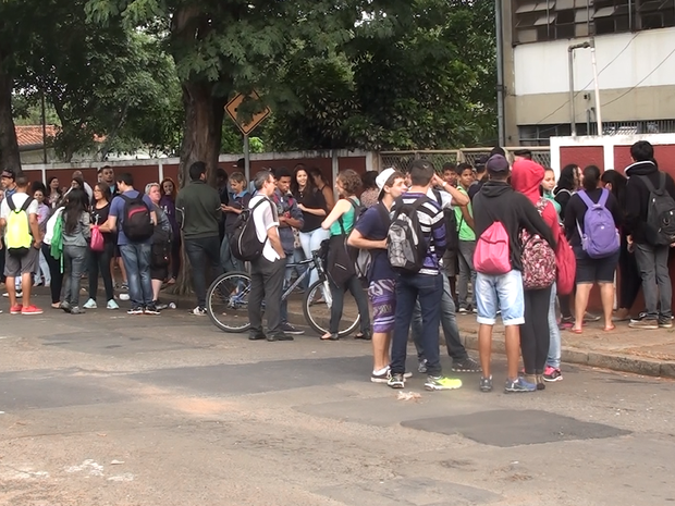 G1 Alunos estouram portão e ocupam 2 escolas em protesto em São