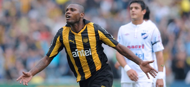 Marcelo Zalayeta comemora gol do Penarol (Foto: AFP)