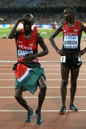 Queniano Ezekiel Kemboi comemora o ouro nos 3.000m com barreiras (Foto: Alexander Hassenstein / Getty Images)