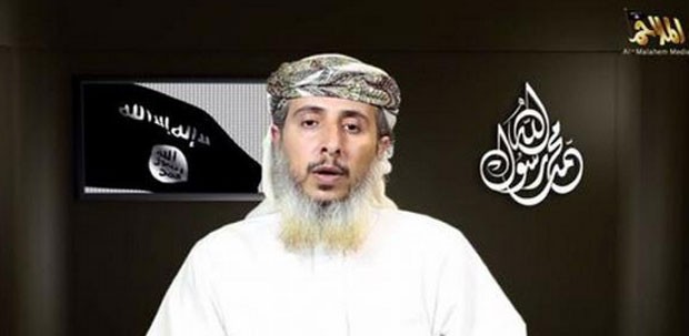 Nasser bin Ali al-Ansi, do braço iemenita da Al-Qaeda, é visto em vídeo no qual a organização terrorista reivindica os atentados de Paris (Foto: Reprodução/Twitter/LeNouvelObs)