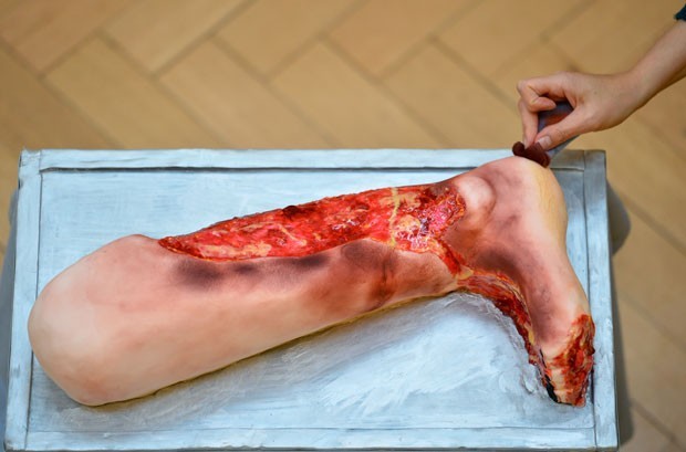Por conta do Halloween, o museu de Patologia de Londres, na Inglaterra, abriu suas portas para uma exposição com bolos no formato de órgãos doentes e membros do corpo machucados. (Foto: Ben Stansall/AFP)