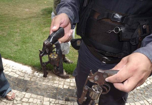 A polícia encontrou dois revólveres calibre 32 com os assaltantes (Foto: Marcelino Neto)