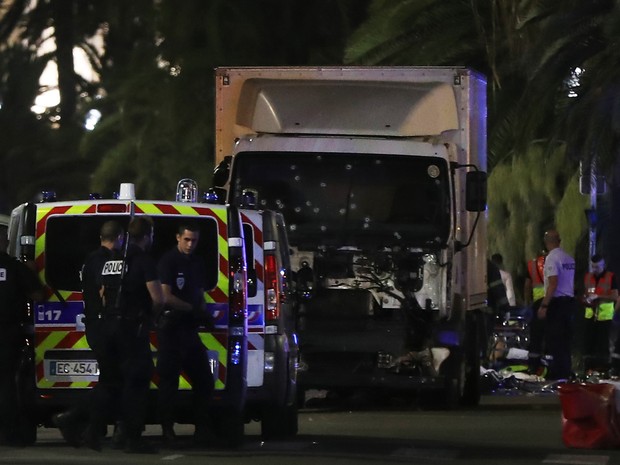 CaminhÃ£o que atropelou multidÃ£o na cidade de Nice, na FranÃ§a, e deixou dezenas de mortos (Foto: Valery Hache/AFP)