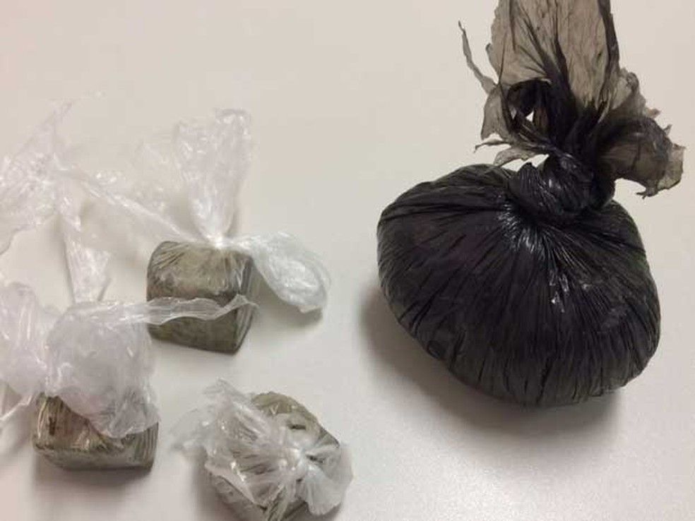 Drogas apreendidas com suspeitos de adulterar carros e falsificar documentos no DF (Foto: Polícia Militar/Divulgação)