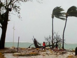 'Maria' chega hoje a Porto Rico com ventos de até 280 km/h; siga (AP Foto/Dominique Chomereau-Lamotte)