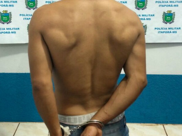 Pedreiro preso em flagrante depois de pisar na barriga da esposa grávida (Foto: Polícia Militar/Divulgação)