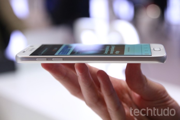 Galaxy S7 permite carregamento sem fio (Foto: Fabricio Vitorino/TechTudo)