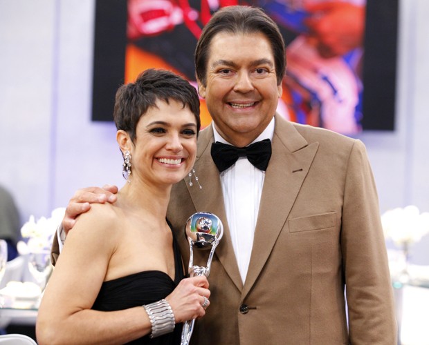 Faustão posa com Sandra Annenberg, que venceu o prêmio de Jornalismo (Foto: Domingão do Faustão / TV Globo)