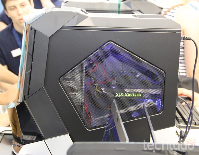 Erazer X310 é PC de baixo custo, voltado para público gamer (Foto: Fabrício Vitorino/TechTudo) Erazer X310 é PC de baixo custo, voltado para público gamer (Foto: Fabrício Vitorino/TechTudo)