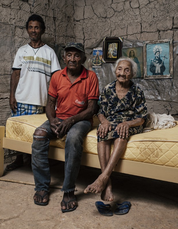 Bibiana, o filho Bernardino e o neto Edmilson. Cada um tem uma opinião diferente sobre a obra (Foto: Filipe Redondo/ÉPOCA)