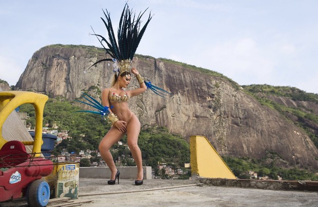 Natalia Casassola posa na Rocinha sem Photoshop (Foto: Davi Borges/Divulgação)