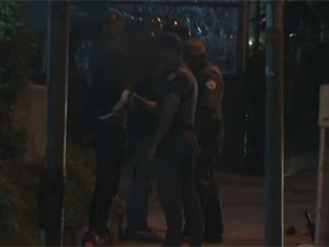 Agredido estava com as mãos para trás (Foto: Reprodução /TV Globo)