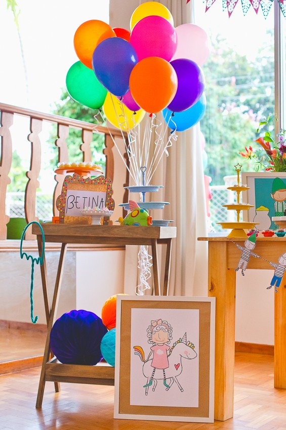 Balões da cor do arco-íris e o desenho gracioso de Betina montada em um unicórnio (Foto: Reprodução / Duorama Photography )