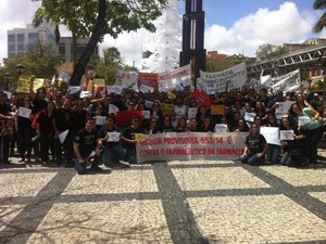 Farmacêuticos e estudantes de farmácias se reúnem na Praça do Ferreira (Foto: Mabelle Araújo)