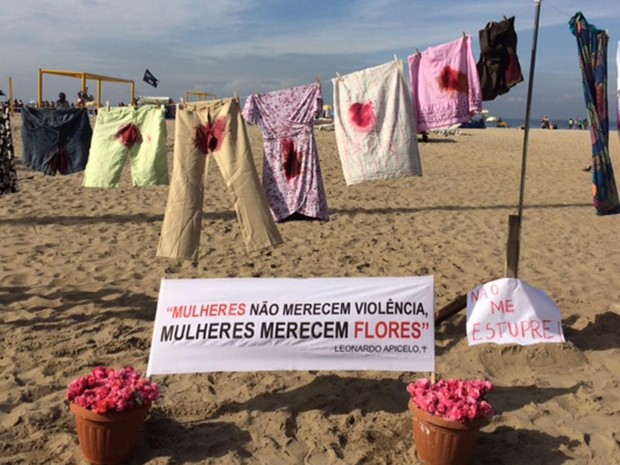 varal tem 33 roupas sujas de sangue penduradas em Copacabana (Foto: Matheus Rodrigues / G1)