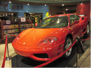 Ferrari é usada em simulação com uma máquina disparadora de balas'' (Foto: Flávia Mantovani/G1)