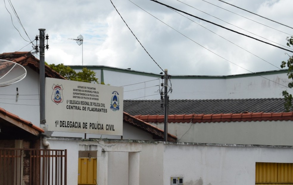 Suspeito foi levado para a central de flagrantes de Paraíso do Tocantins (Foto: Surgiu/Divulgação)