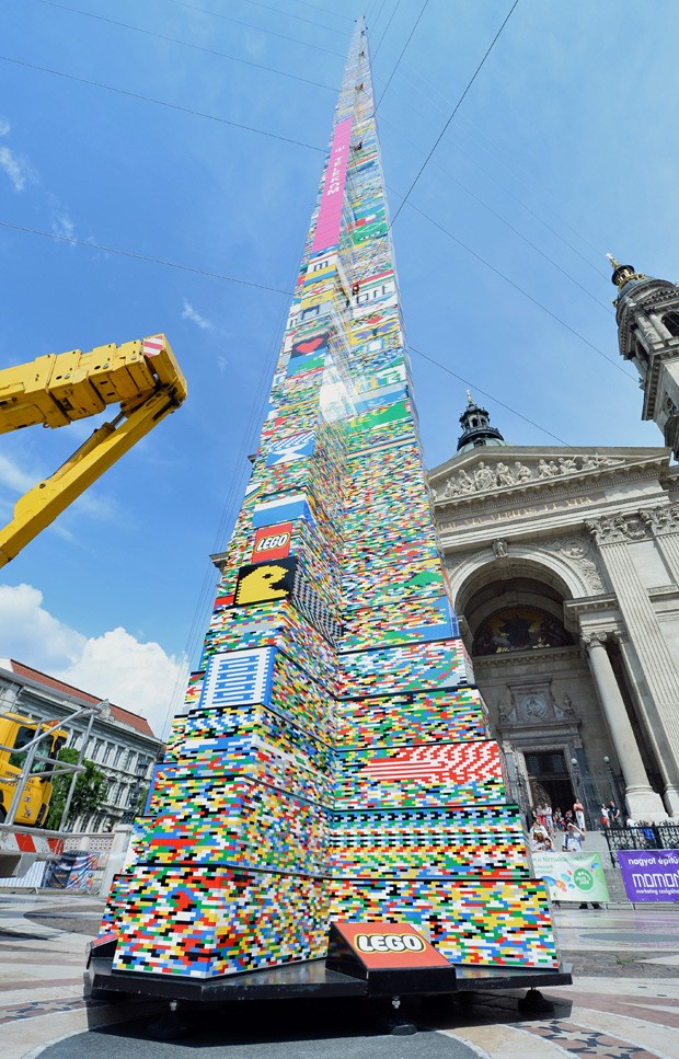 Torre de lego de 34,76 metros foi montada em frente a Basília de Sano Etevão, em Budapeste (Foto: Attila Kisbenedek/AFP)