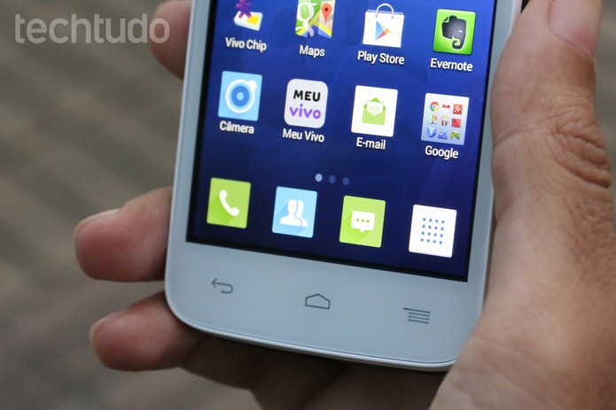 Rodando Android 4.4.2 (KitKat), o desempenho do OneTouch POP2 é baixo (Foto: Lucas Mendes/TechTudo)