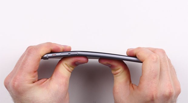 Usuário mostra que é fácil dobrar iPhone 6 com pouca força (Foto: Reprodução/Unbox Therapy)