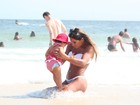 Mayra Cardi curte praia no Rio e exibe corpão sarado