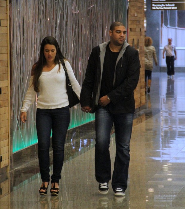 Adriano e namorada (Foto: Marcus Pavão/AgNews)