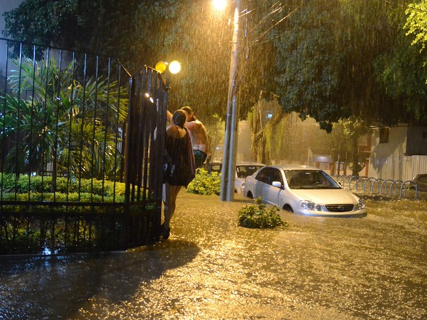 Temporal causa alagamento na Avenida Paula Souza, no bairro do Maracanã, no Rio (Foto: Delmiro Junior/Futura Press/Estadão Conteúdo)