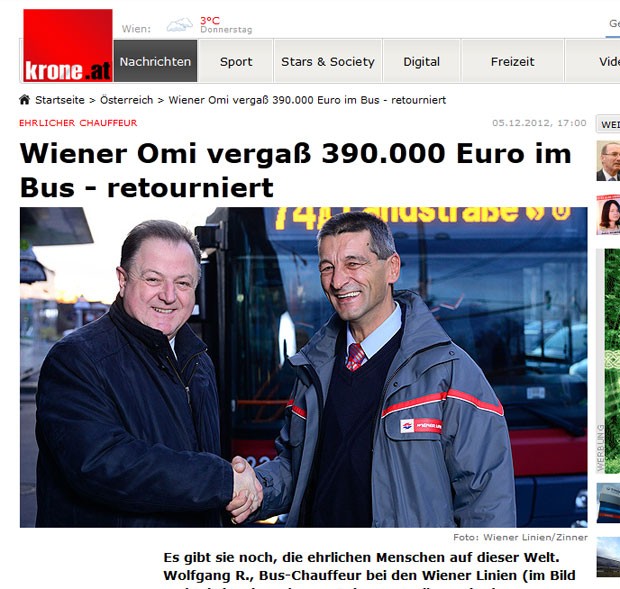 Motorista de ônibus identificado como Wolfgang (à direita) é cumprimentado por devover o dinheiro. (Foto: Reprodução)