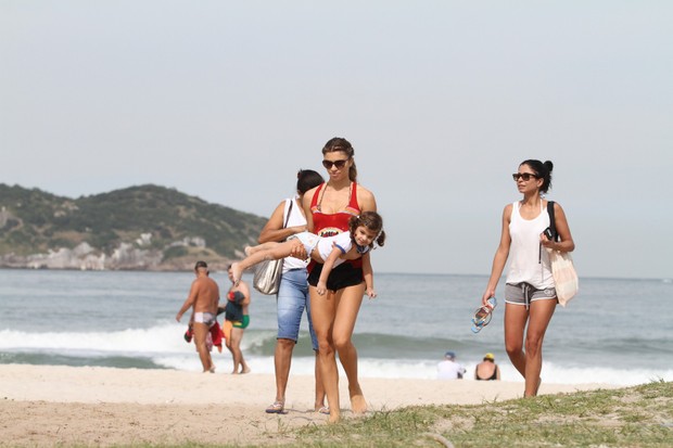 Grazi Massafera, a filha Sofia e a amiga Anna Lima na praia (Foto: Reproduo / Twitter)