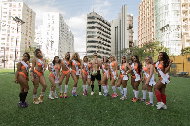 Candidatas ao Miss Bmbum jogando futebol (Foto: Marcelo Brammer / Studio Brammer )