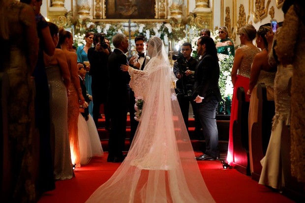 Vestido de noiva de Preta Gil tem 50 mil pérolas e renda chantilly francesa (Foto: Ag. News) Vestido de noiva de Preta Gil tem 50 mil pérolas e renda chantilly francesa (Foto: Ag. News)