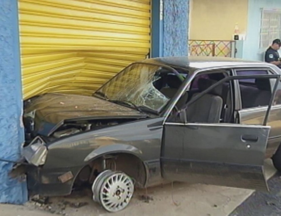 Suspeito bateu o carro em uma loja ao tentar fugir da polícia (Foto: Reprodução / TV TEM)