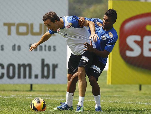 Thiago Ribeiro e Cicinho, treino do Santos  (Foto: Ricardo Saibun / Divulgação Santos FC)