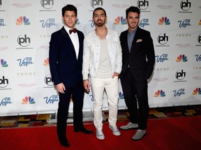 Nick Jonas, Joe Jonas e Kevin Jonas, dos Jonas Brothers, no Miss Estados Unidos, em Las Vegas (Foto: Ethan Miller/ Getty Images/ AFP)